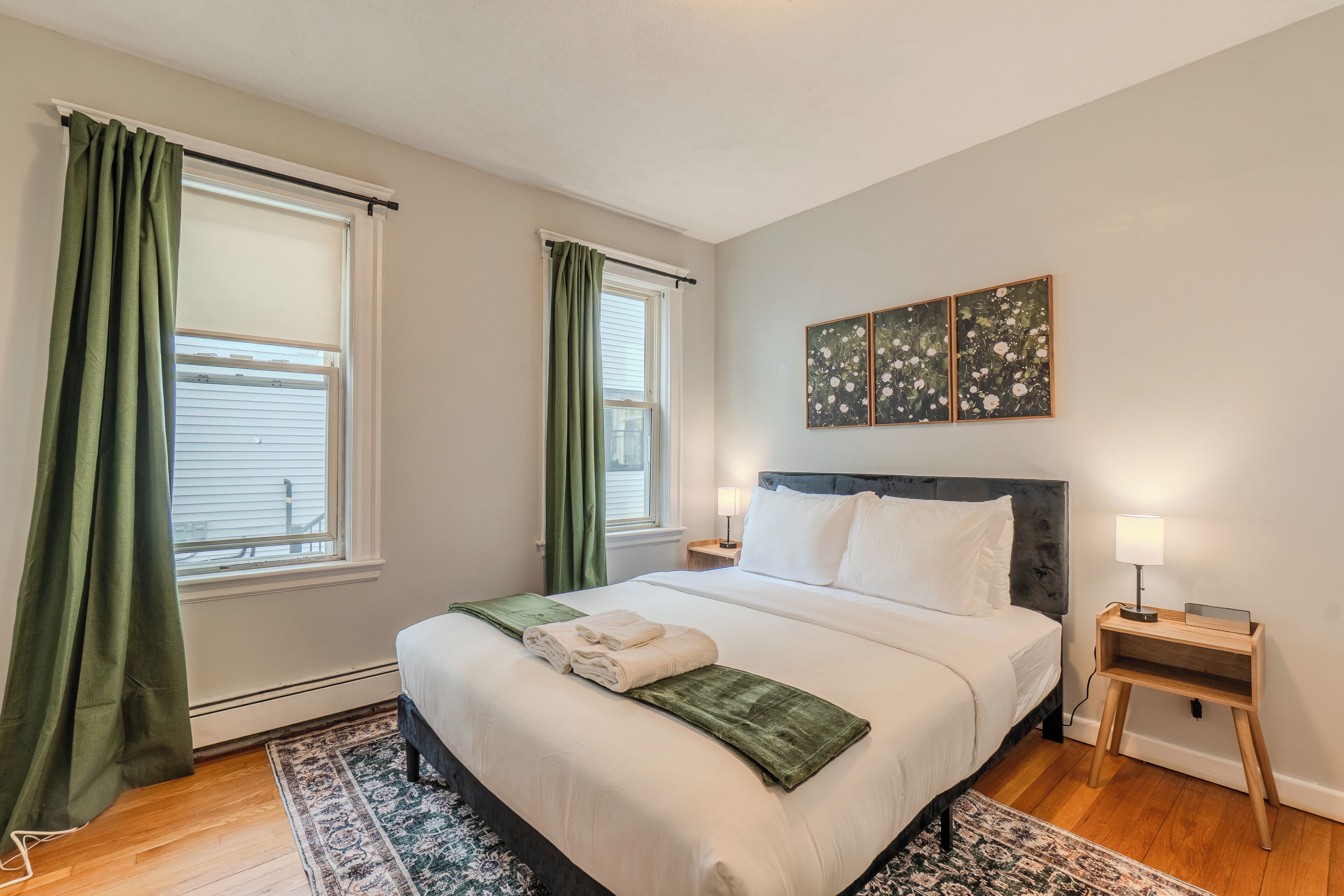 Silitysrauta/-lauta, Wi-Fi, vuodevaatteet