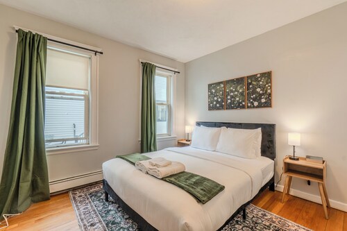 Snug 3BD/2BA - Walk to Tufts/Train Station-Private Parking/15 MIN to Boston