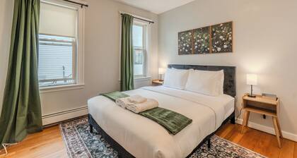 Snug 3BD/2BA - Walk to Tufts/Train Station-Private Parking/15 MIN to Boston