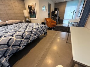Desk, iron/ironing board, free WiFi, bed sheets - Stylish Midtown Guest Suite King Bed W/D access (Reno)