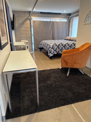 Desk, iron/ironing board, free WiFi, bed sheets - Stylish Midtown Guest Suite King Bed W/D access (Reno)