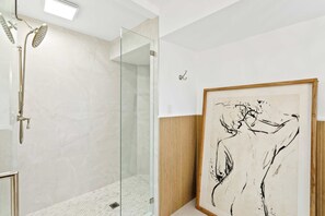 Shower, hair dryer, towels, shampoo - Walks on the Shores • Private Beach Front Access (Indian Shores)