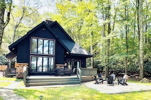 Terrace/patio - Lakeview Italian Chalet with Hot Tub, Kayaks, Fire pit, Skiing in Lake Harmony (Lake Harmony)