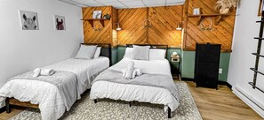 5 bedrooms, iron/ironing board, travel cot, WiFi - Lakeview Italian Chalet with Hot Tub, Kayaks, Fire pit, Skiing in Lake Harmony (Lake Harmony)