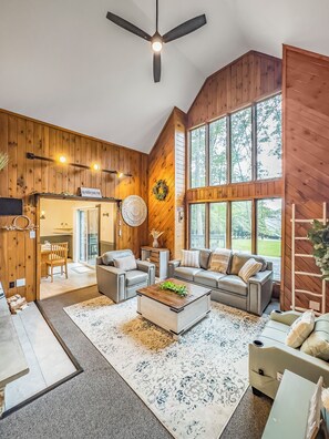 Smart TV, fireplace, video games - Lakeview Italian Chalet with Hot Tub, Kayaks, Fire pit, Skiing in Lake Harmony (Lake Harmony)