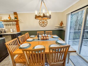 Dining - Lakeview Italian Chalet with Hot Tub, Kayaks, Fire pit, Skiing in Lake Harmony (Lake Harmony)