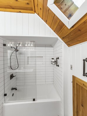Shower, hair dryer, towels, soap - Lakeview Italian Chalet with Hot Tub, Kayaks, Fire pit, Skiing in Lake Harmony (Lake Harmony)
