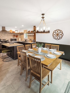 Dining - Lakeview Italian Chalet with Hot Tub, Kayaks, Fire pit, Skiing in Lake Harmony (Lake Harmony)