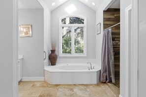 Shower, hair dryer, towels - Beautiful Palmetto Dunes home with bikes, pool, hot tub. (Hilton Head Island)