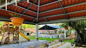 An outdoor event space with tables set for dining, a slide, and a covered area with a roof. - Casa de Campo en San Jose de Río Tinto, Catacamas. (Catacamas)