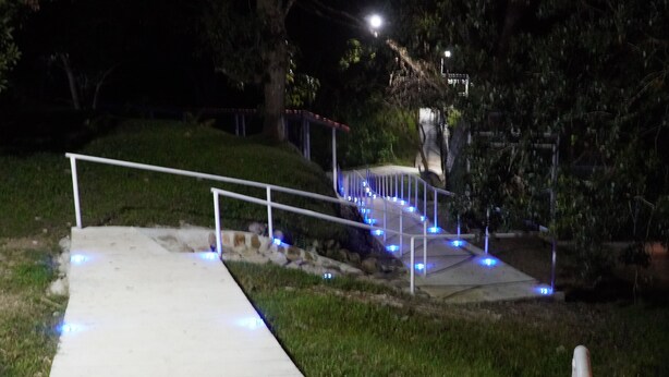 A pathway with blue lights leading to a bridge with railings. - Casa de Campo en San Jose de Río Tinto, Catacamas. (Catacamas)