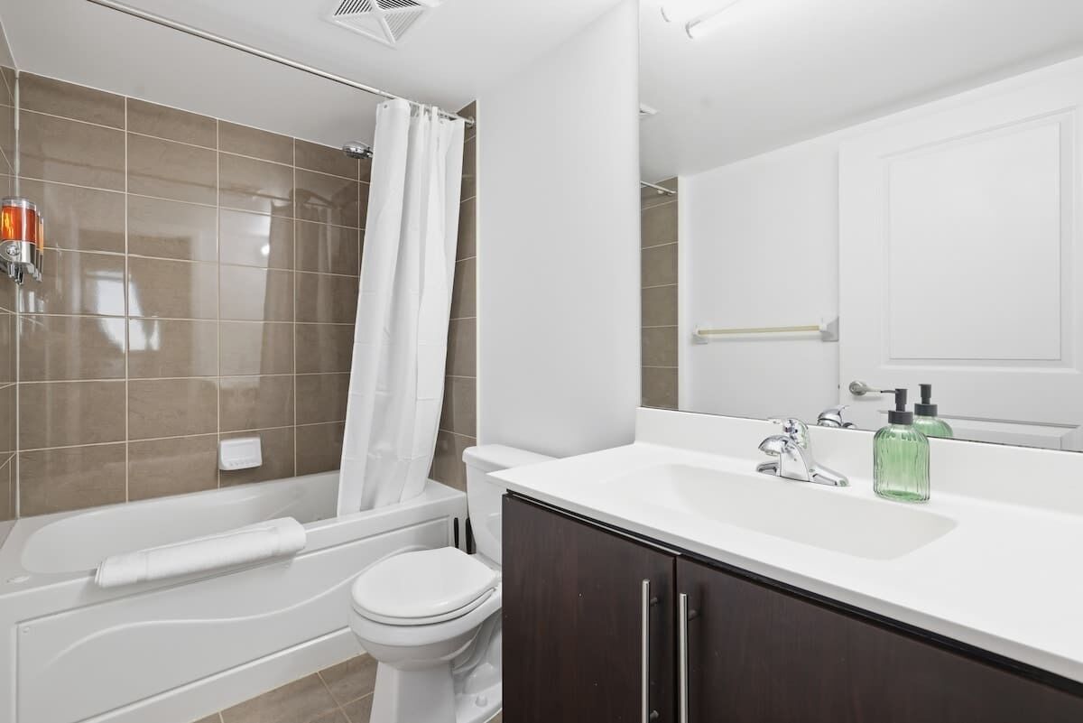 Regadera, secadora de cabello, toallas 