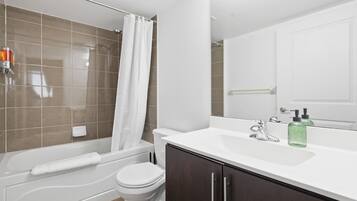 Regadera, secadora de cabello, toallas