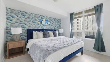 Tabla de planchar con plancha, wifi y ropa de cama