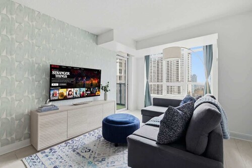 Designer 2BR - King Suite - Rare 2 Parking - YYZ