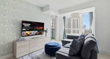 Designer 2BR - King Suite - Rare 2 Parking - YYZ
