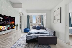 Tabla de planchar con plancha, wifi y ropa de cama 