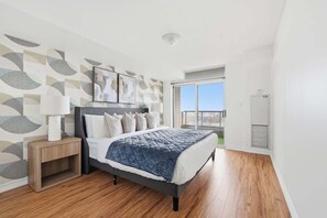 Iron/ironing board, WiFi, bed sheets - Elegant 2BR Sky Condo for 9 - Terrace - Lake Views (Mississauga)