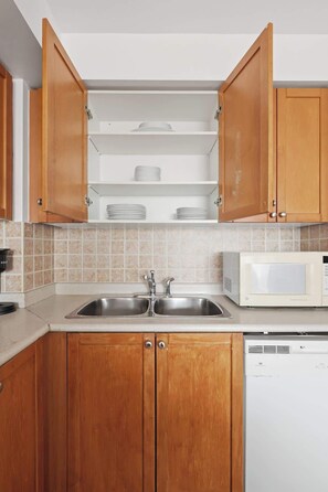 Fridge, microwave, oven, stovetop - Elegant 2BR Sky Condo for 9 - Terrace - Lake Views (Mississauga)