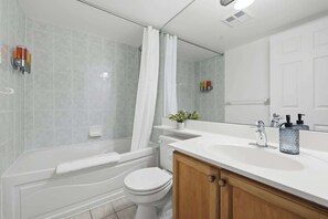 Een douche, een haardroger, handdoeken