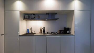 Geladeira, micro-ondas, fogão, cooktop