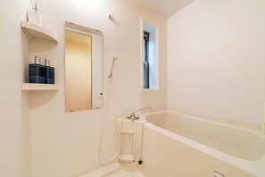 Haartrockner, Handtücher, Seife, Toilettenpapier