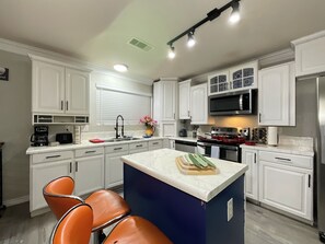 Fridge, microwave, oven, stovetop - The Glampstead Retreat - BMT - SixFlags -SeaWorld - La Cantera (San Antonio)