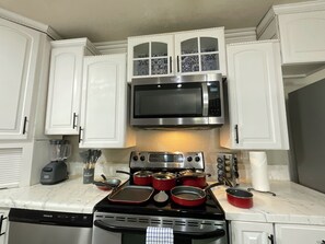 Fridge, microwave, oven, stovetop - The Glampstead Retreat - BMT - SixFlags -SeaWorld - La Cantera (San Antonio)
