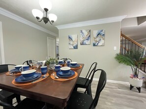 Dining - The Glampstead Retreat - BMT - SixFlags -SeaWorld - La Cantera (San Antonio)