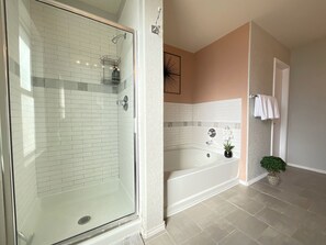 Shower, hair dryer, towels, soap - The Glampstead Retreat - BMT - SixFlags -SeaWorld - La Cantera (San Antonio)