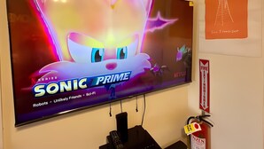 Et fjernsyn der viser 'Sonic Prime', med en brandslukker og et skilt med 'San Francisco'.