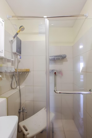 Douche, bidet, serviettes fournies, savon
