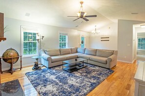 Smart TV, fireplace, video games, computer monitors - Family-Friendly Massanutten Retreat, Games, Deck & Nature Views (McGaheysville)