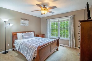 3 bedrooms, desk, iron/ironing board, WiFi - Family-Friendly Massanutten Retreat, Games, Deck & Nature Views (McGaheysville)