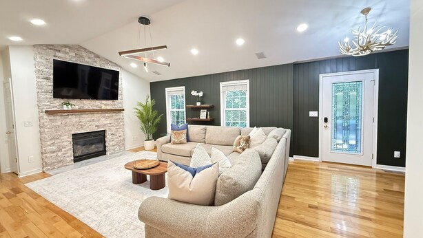 Smart TV, fireplace, table football, books - Family Retreat -Theater, Games, FREE Platinum Pool Pass (Massanutten)