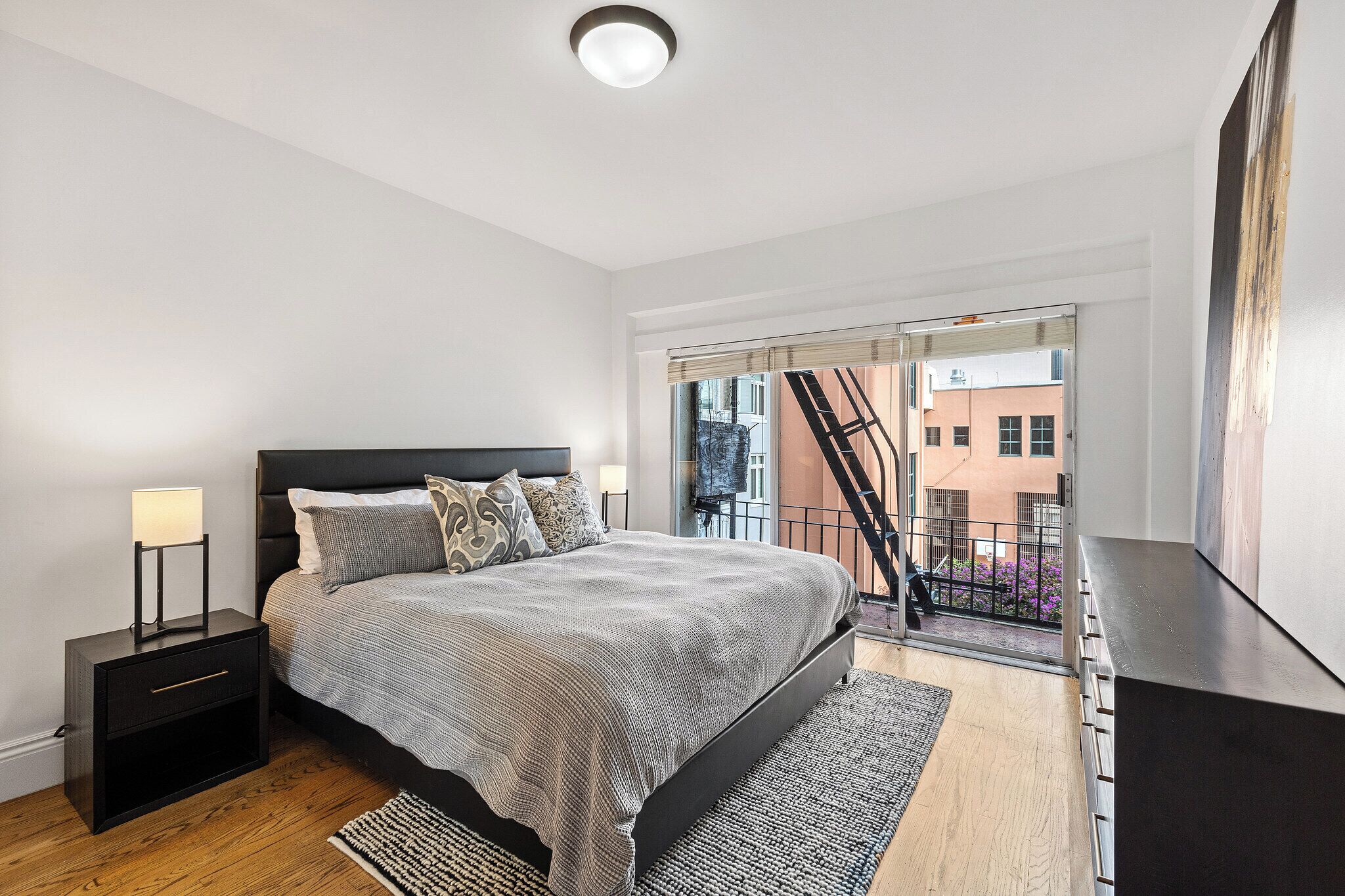 Silitysrauta/-lauta, Wi-Fi, vuodevaatteet