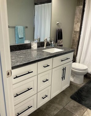 Shower, jetted bath, hair dryer, towels - Peaceful 4-bedroom house near lake access with room for multiple boats. (Moses Lake)