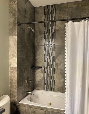 Shower, jetted bath, hair dryer, towels - Peaceful 4-bedroom house near lake access with room for multiple boats. (Moses Lake)
