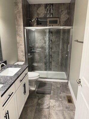 Shower, jetted bath, hair dryer, towels - Peaceful 4-bedroom house near lake access with room for multiple boats. (Moses Lake)