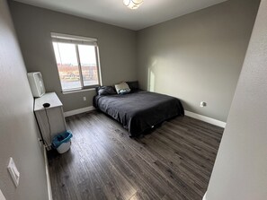 4 makuuhuonetta, työpöytä, silitysrauta/-lauta, ilmainen Wi-Fi