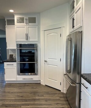 Coffee/tea maker, fridge, microwave, oven