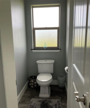 Shower, jetted bath, hair dryer, towels - Peaceful 4-bedroom house near lake access with room for multiple boats. (Moses Lake)