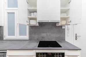 Fridge, microwave, oven, stovetop - Blueground | Landstraße, balcony, nr Belvedere (Vienna)