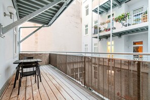 Outdoor dining - Blueground | Landstraße, balcony, nr Belvedere (Vienna)