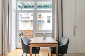 Dining - Blueground | Landstraße, balcony, nr Belvedere (Vienna)