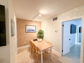 Dining - New Charming Apt - Walk to Beach, - Pool - Key Biscayne  FL (Key Biscayne)