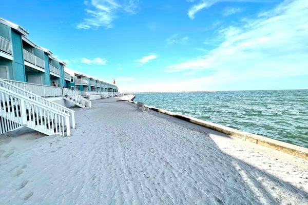 Sulla spiaggia, lettini da mare, teli da spiaggia
