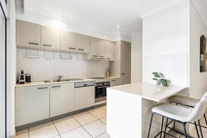 Oven, toaster, cookware/dishes/utensils, dining tables - Lovely 3-Bed with Alfresco Dining by Custom Bnb Hosting (Greenslopes)