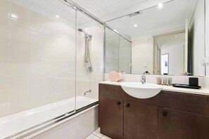 Hair dryer, towels - Lovely 3-Bed with Alfresco Dining by Custom Bnb Hosting (Greenslopes)