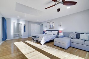 3 bedrooms, desk, iron/ironing board, free WiFi - Poconos Lake Retreat Fire Pit + Game Room + Dog Friendly + Lake Access (Stroud Township)